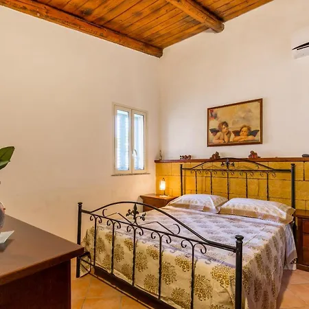 Margaret House 100 Meters From The Sandy Beach, Parking & Wifi Calabernardo